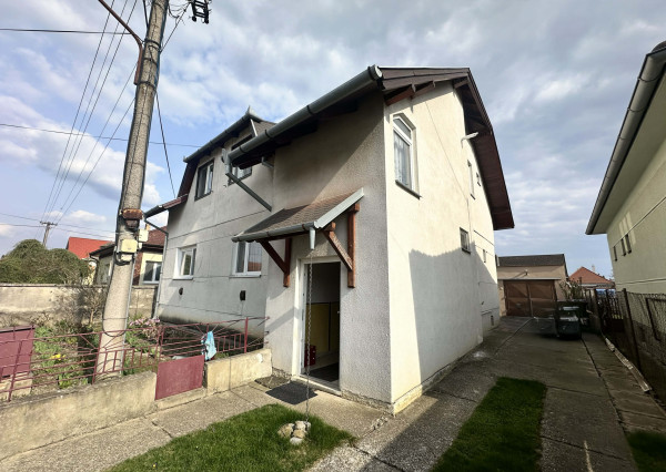 ☎️0918197701   Na predaj 2 generačný,  8 izbový poschodový dom s dvoma samostatnými bytovými jednotkami v tichej a kľudnej časti mesta  ŠAMORÍN