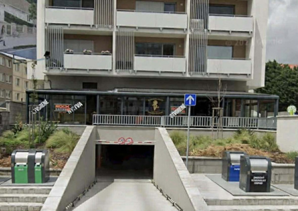 ☎️  0918/197 701  Na prenájom garáž s automatickou bránou  pre jedno osobné auto v bytovom dome GRADUS - Dunajská Streda