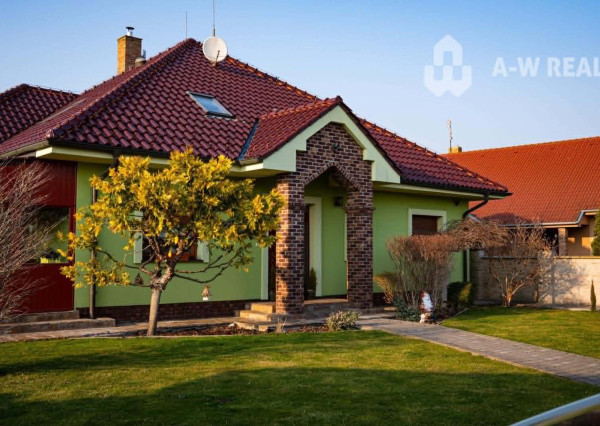 ☎️0918197701 Výnimočný, veľkometrážny 7-i rodinný dom s nádherným veľkorysým pozemkom + vedľajšie budovy: ZÁHRADNÝ DOM, DVOJGARÁŽ, ALTÁNOK s pivnicou a vŕtanou studňou v obci Dolný Bar