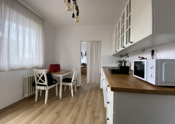 Na prenájom priestranný, krásny a kompletne  zariadený 1 izbový byt s balkónom  vo východnej časti mesta  Dunajská  Streda