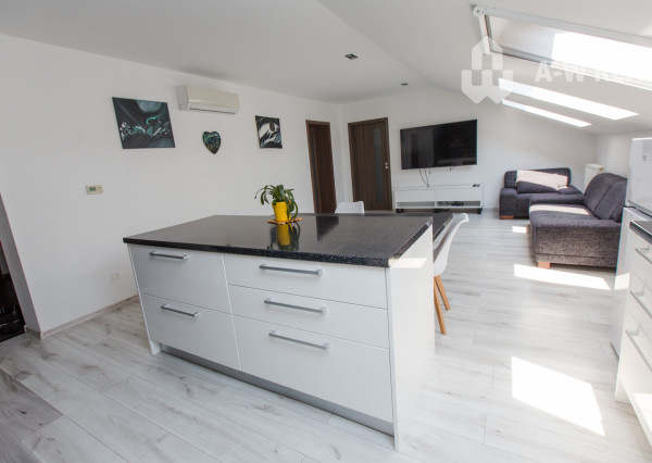 ☎️ 0918/197 701  NA PREDAJ    Výnimočný podkrovný 4-izbový byt s balkónom, klimatizáciou v každej izbe a vlastným kotlom – 130 m²- DUNAJSKÁ STREDA