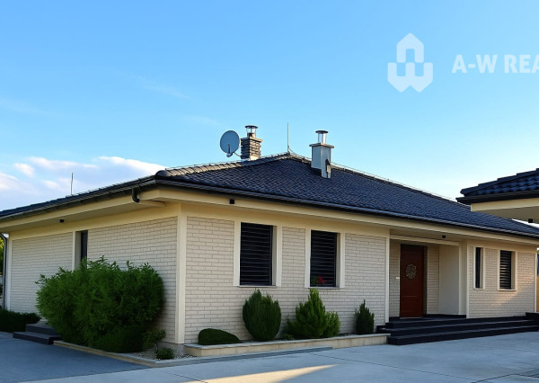 ☎️0918197701    Luxusný 4-izbový rodinný dom s letnou kuchyňou a nádhernou záhradou – Vydrany