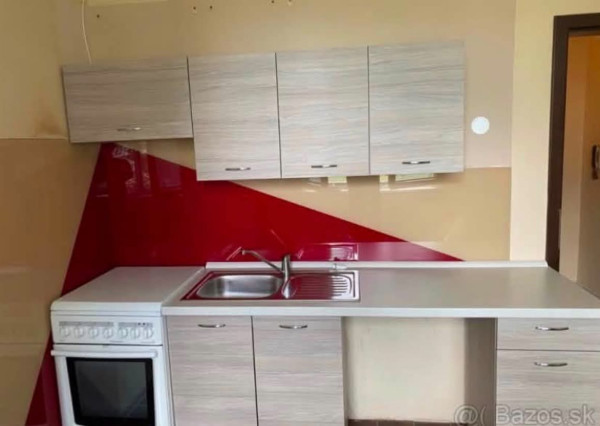 ☎️0918197701 Na prenájom priestranný a čiastočne  zariadený 1 izbový byt  s loggiou  vo východnej časti mesta  - NOVÁ VES  -Dunajská  Streda