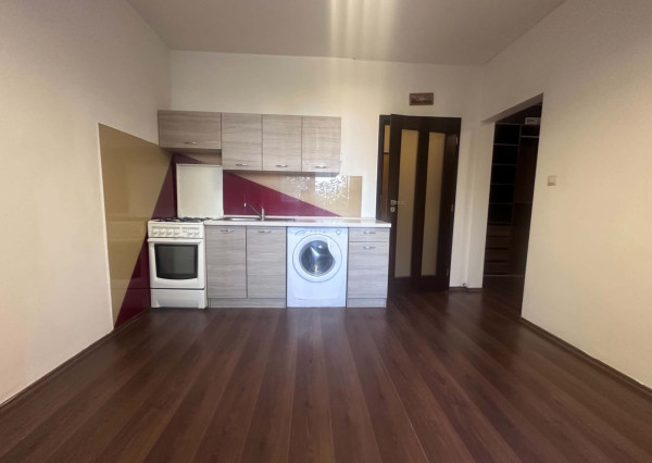 ☎️0918197701 Na prenájom priestranný a čiastočne  zariadený 1 izbový byt  s loggiou  vo východnej časti mesta  - NOVÁ VES  -Dunajská  Streda