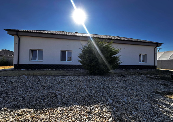 Na predaj 2-izb. byt v dvojdome (110 m²) v štandarde s krbom – Možnosť kúpy celého dvojdomu!   Zemianska Olča