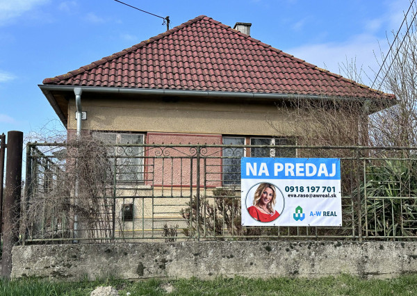 Na predaj starší rodinný dom vhodný na kompletnú prestavbu  v obci Dunajský Klátov s novými vizualizáciami