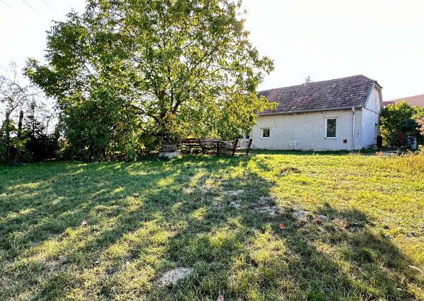 Na predaj starší, čiastočne zrekonštruovaný 3 izbový rodinný dom v obci Okoč
