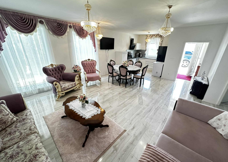 P R E D A N É     0918197701-Nasťahovať sa a bývať hneď — BOMBA ponuka! Na predaj  4 izbový bungalov s úžitkovou plochou 92,82  m2, s pozemkom 435 m2  a s bazénom  v obci Vrakúň/Nekyje na Ostrove 225000,-€